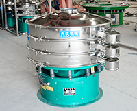 旋振篩多采用立式振動(dòng)電機(jī)作為激振來(lái)源，利用偏心塊的夾角的不同實(shí)現(xiàn)物料在篩網(wǎng)上運(yùn)動(dòng)的軌跡調(diào)整。