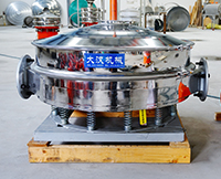 直排篩可分為單雙振動(dòng)源兩種，但其電機(jī)是懸掛在振動(dòng)篩框的外側(cè)，振動(dòng)理相對(duì)比較大。
