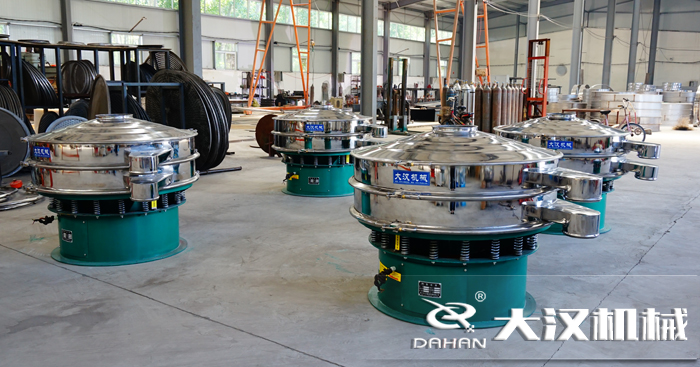 磨料振動(dòng)篩的工作原理：是由直立電機(jī)作為激振源，用來(lái)幫助物料進(jìn)行運(yùn)動(dòng)并且實(shí)現(xiàn)，理想的分級(jí)除雜效果。
