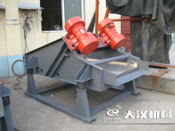 礦用振動篩采用優(yōu)質(zhì)的錳鋼材質(zhì)，主要特點(diǎn)就耐磨性強(qiáng)，對于礦用振動篩來說其，耐磨性是非常重要的。
