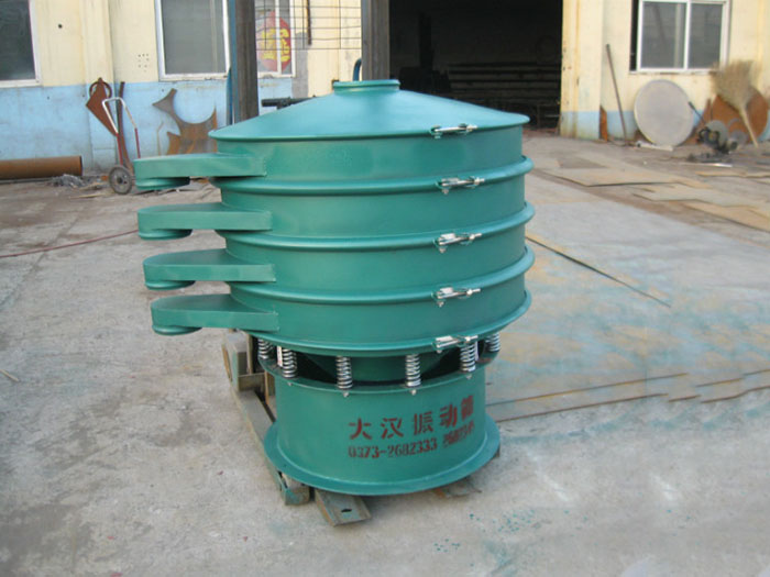 直徑1000型振動篩除了有碳鋼材質其還有不銹鋼+碳鋼，以及全不銹鋼的選擇，用戶可根據用戶物料的性質不同可進行選擇。