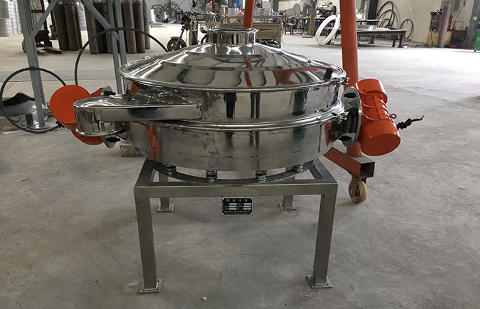 主要采用的是雙振動(dòng)電機(jī)振動(dòng)，其振動(dòng)力比普通振動(dòng)篩要高，同時(shí)采用直泄式的排料方式，很好的解決了堵料塞料的問題。