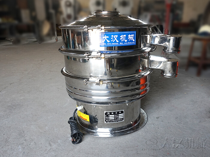 醫(yī)藥振動篩主要采用的是304不銹鋼振動篩，優(yōu)勢：設(shè)備干凈衛(wèi)生，不易生銹，使用壽命長久，經(jīng)久耐用。